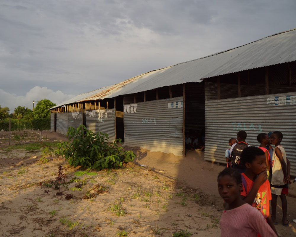 Ein neues Grundschulgebäude soll die Gebäude aus einfachem Wellblech ersetzen